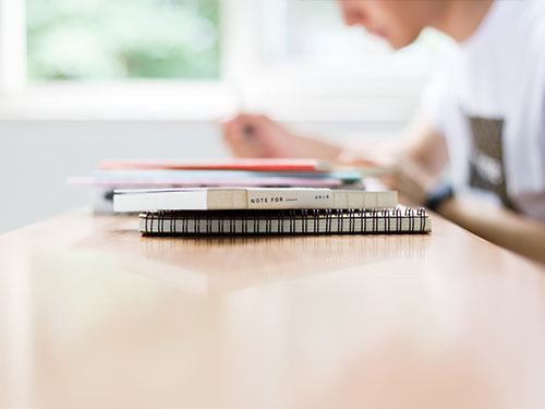 高中畢業(yè)生能通過成人教育考取本科學(xué)歷嗎？哪家學(xué)?？梢詧竺? />
</p>
<p class=