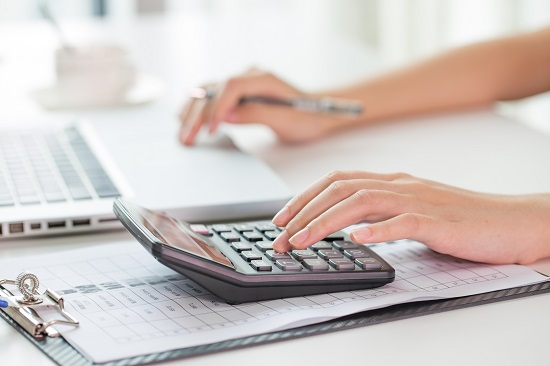 攝圖網(wǎng)_500123186_會(huì)計(jì)使用計(jì)算器特寫(xiě)(企業(yè)商用) 攝圖網(wǎng)_500123186_會(huì)計(jì)使用計(jì)算器特寫(xiě)(企業(yè)商用)