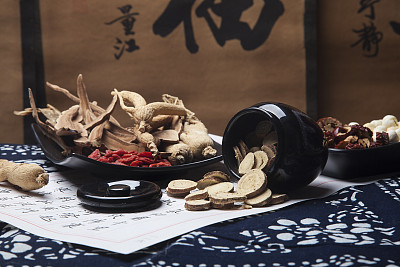 哪些中藥能夠清熱去火？山東醫(yī)藥技師學院幫你“降降溫”