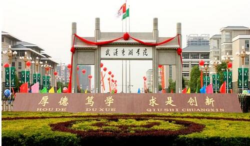 武漢東湖學(xué)院宿舍環(huán)境怎么樣？管得嚴(yán)不嚴(yán)？