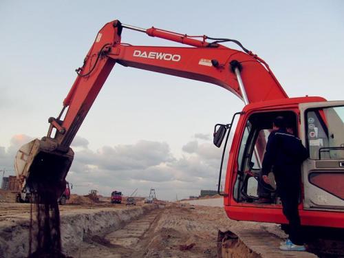 想學(xué)最好的挖掘機(jī)技術(shù)，就到濟(jì)南駿大挖掘機(jī)培訓(xùn)學(xué)校