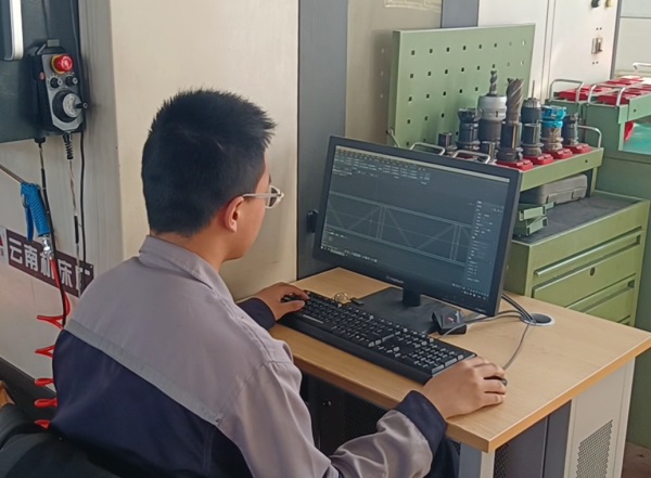 學(xué)生使用智能加工