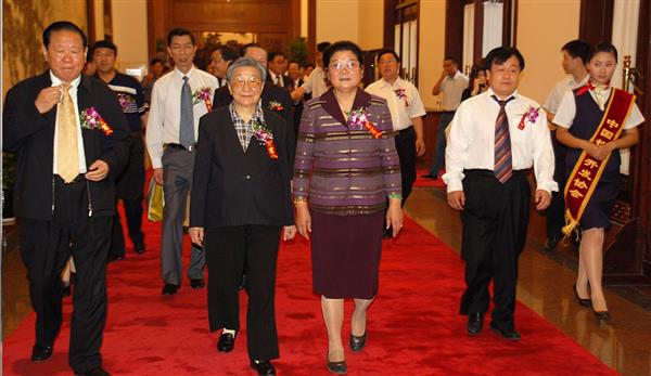 全國政協副主席錢正英（左一）、十五屆中央委員顧秀蓮（左三）、國務院扶貧主任，政協常委胡富國（左一）、北方汽車專修學校曹振峰董事長（右一）在人民大會堂共同出席北方學校七千萬扶貧工程