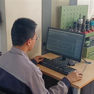 學(xué)生使用智能加工軟件加工零件